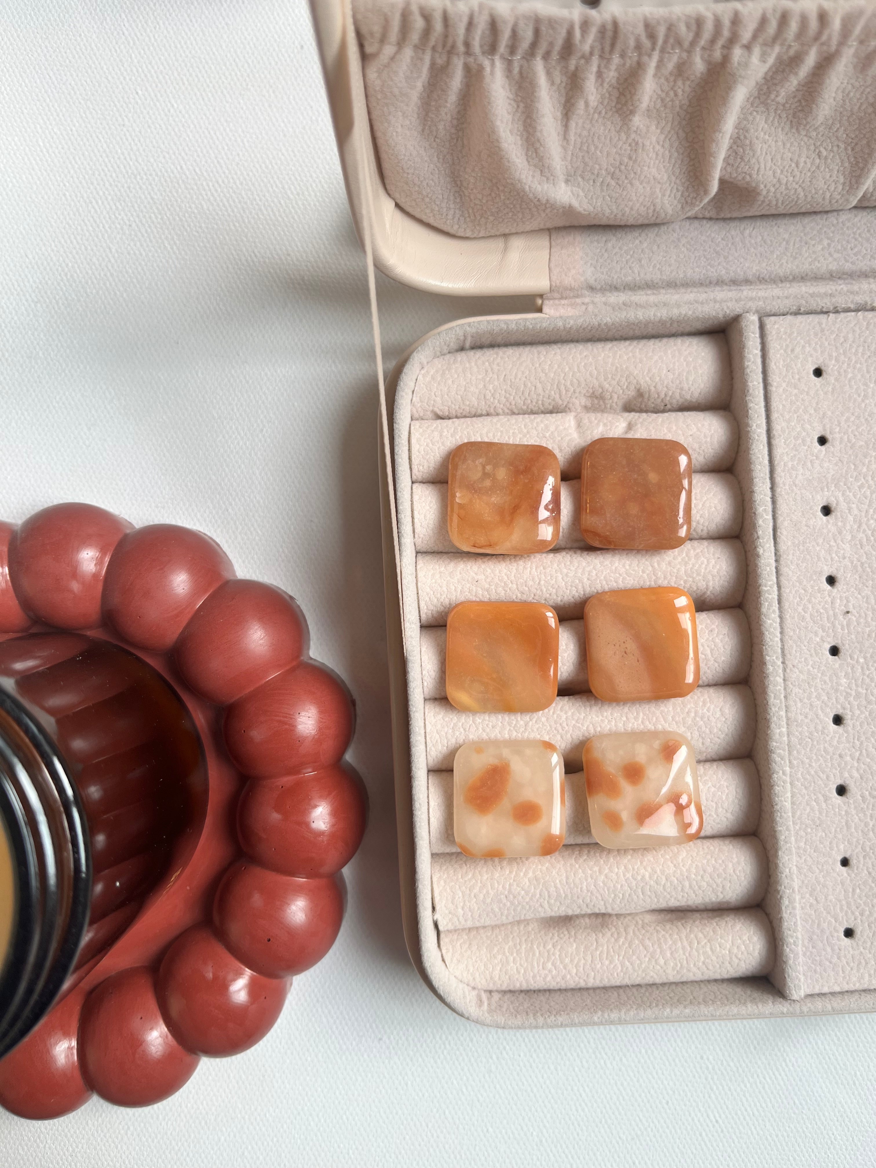 Boucles d’oreilles carrés effet pierre