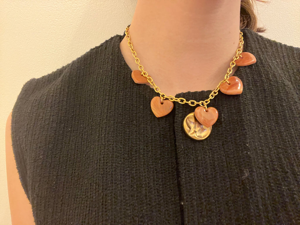 Collier charms coeurs marron effet pierre