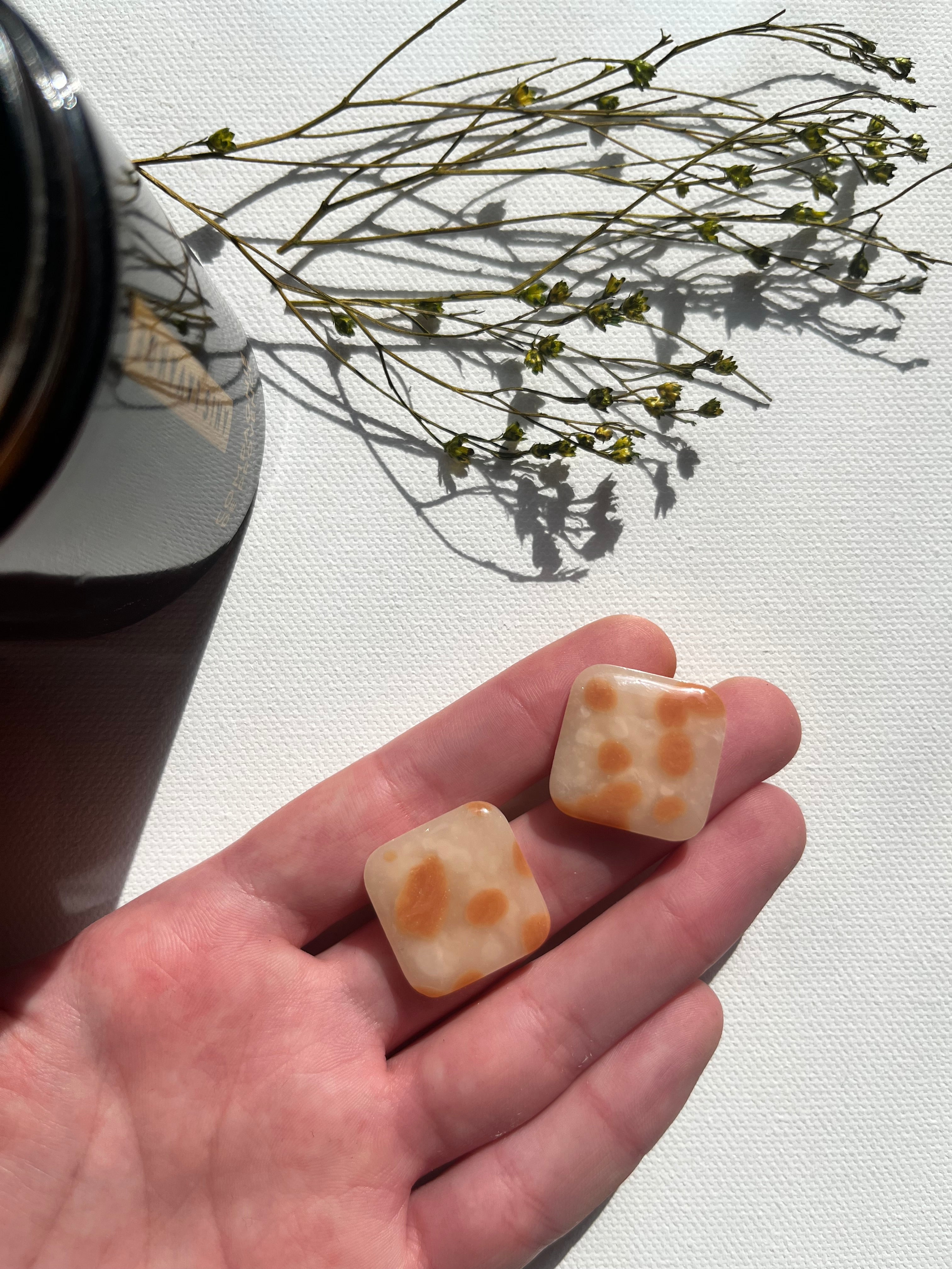 Boucles d’oreilles carrés blanc moucheté camel