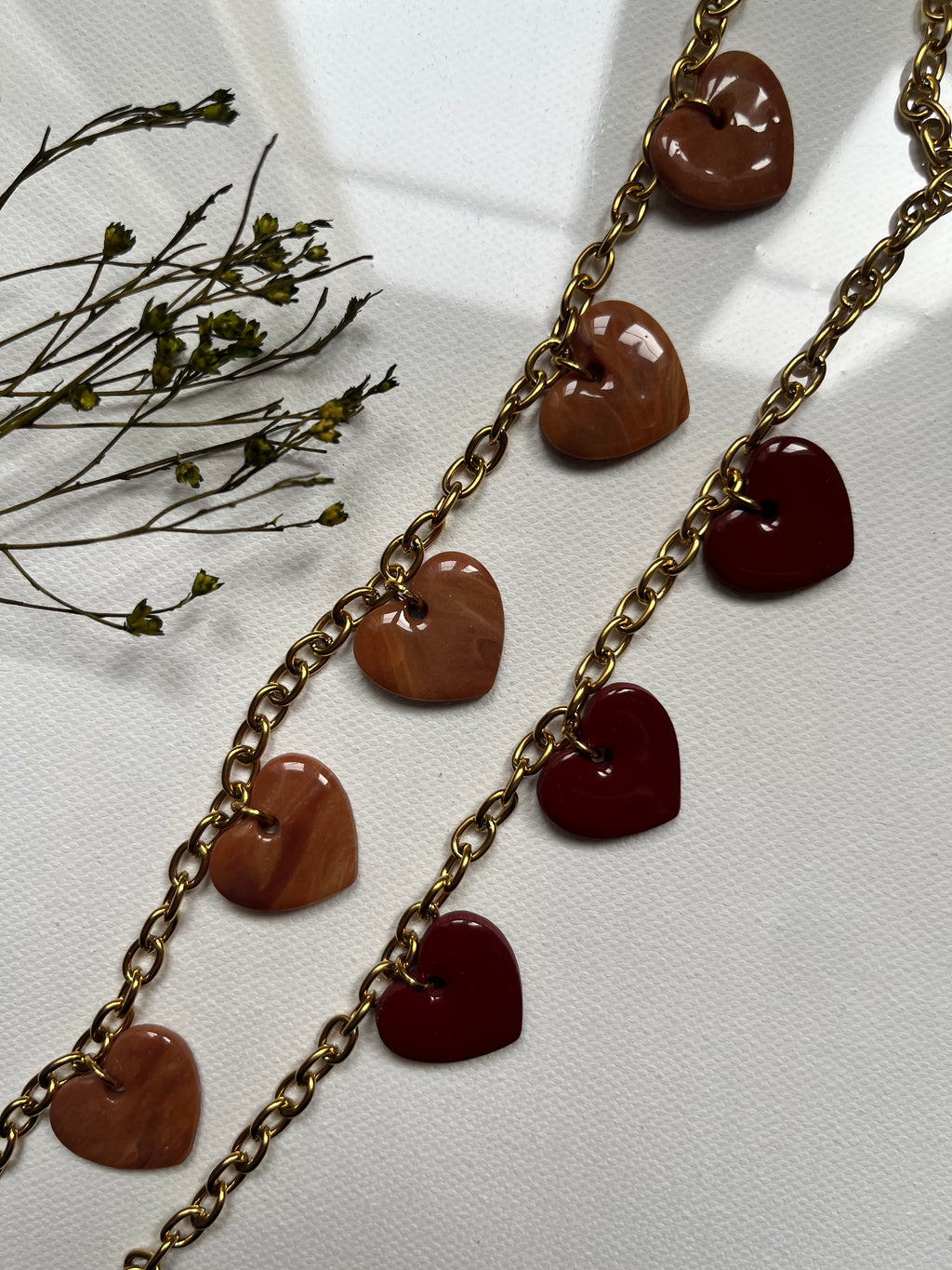 Collier charms coeurs marron effet pierre