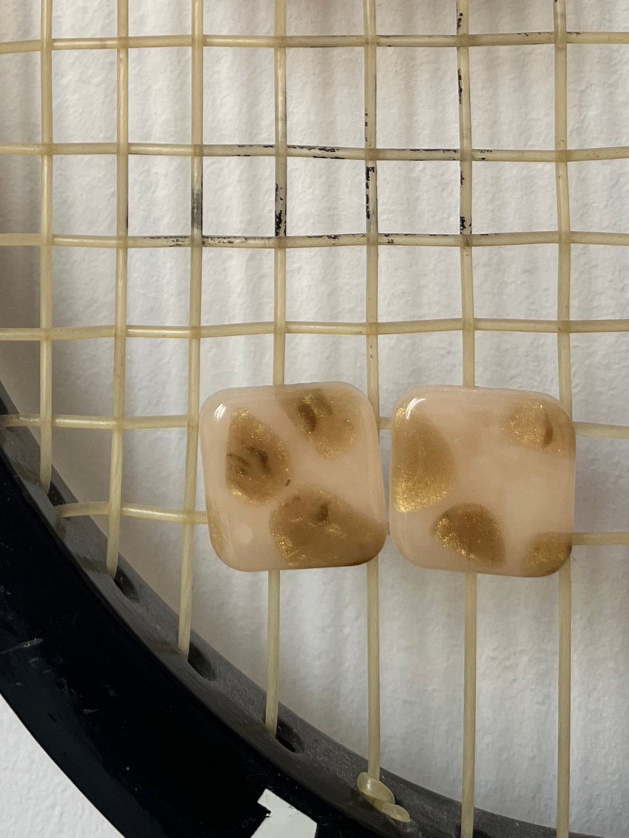 Boucles d’oreilles carrées - Blanc moucheté or