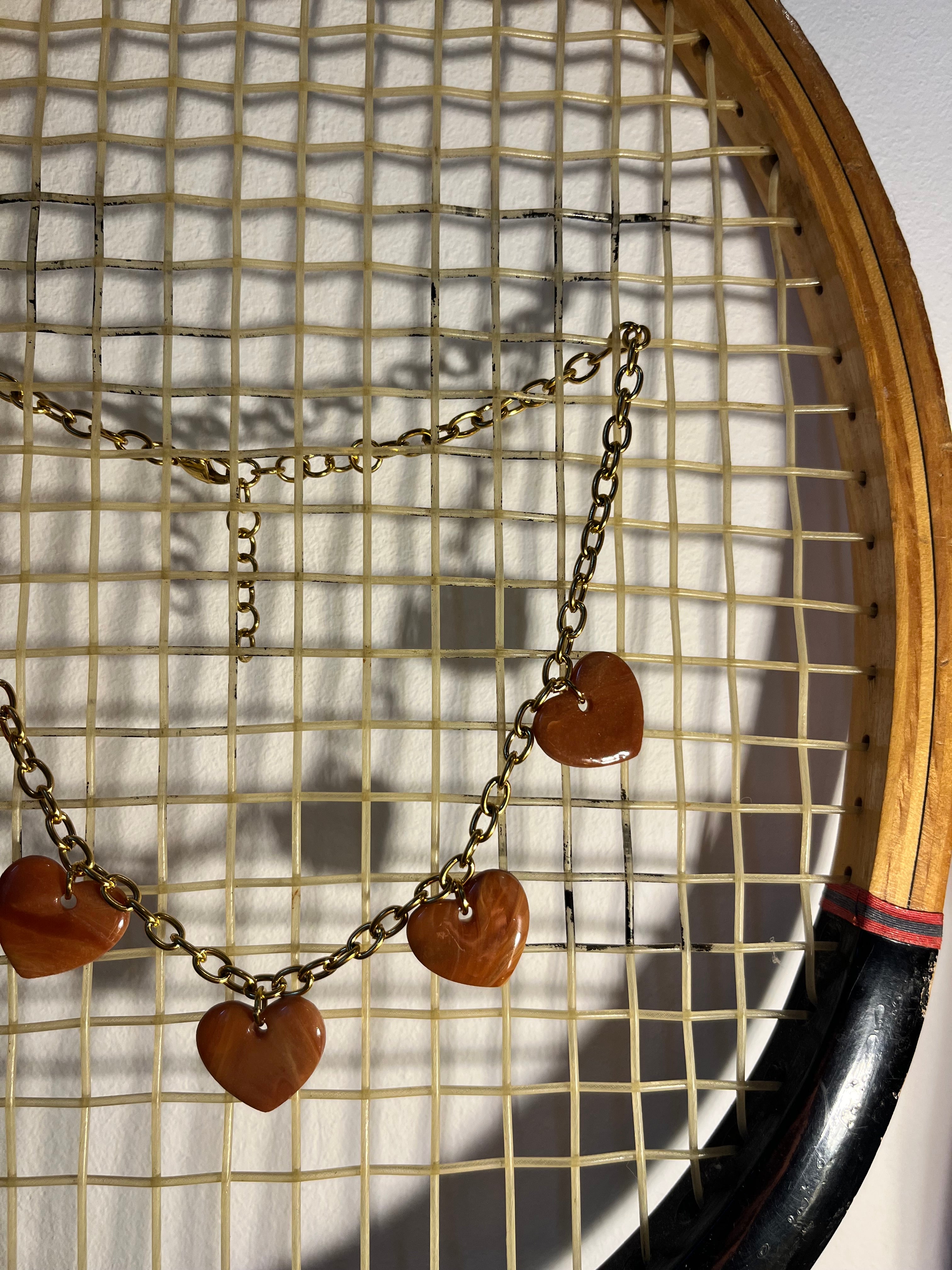 Collier charms coeurs marron effet pierre