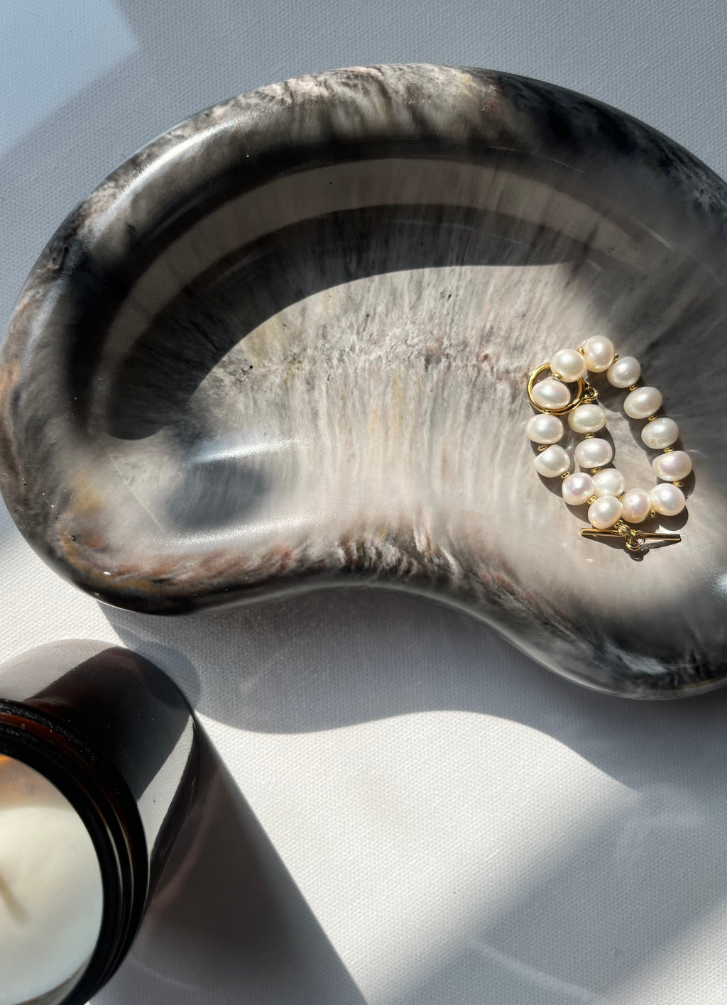 Vide-poches forme cacahuète - gris effet pierre