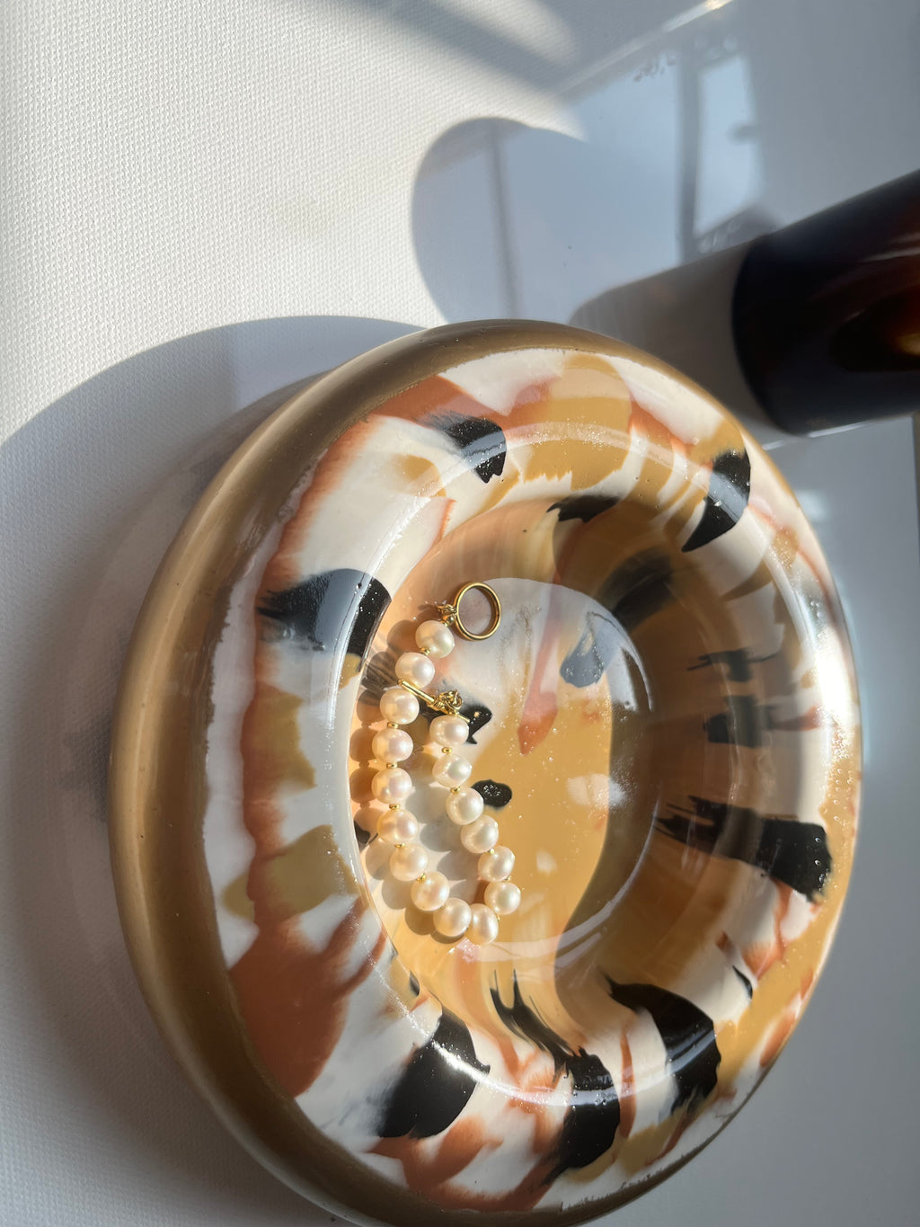 Vide-poche rond or et tacheté noir et terracotta