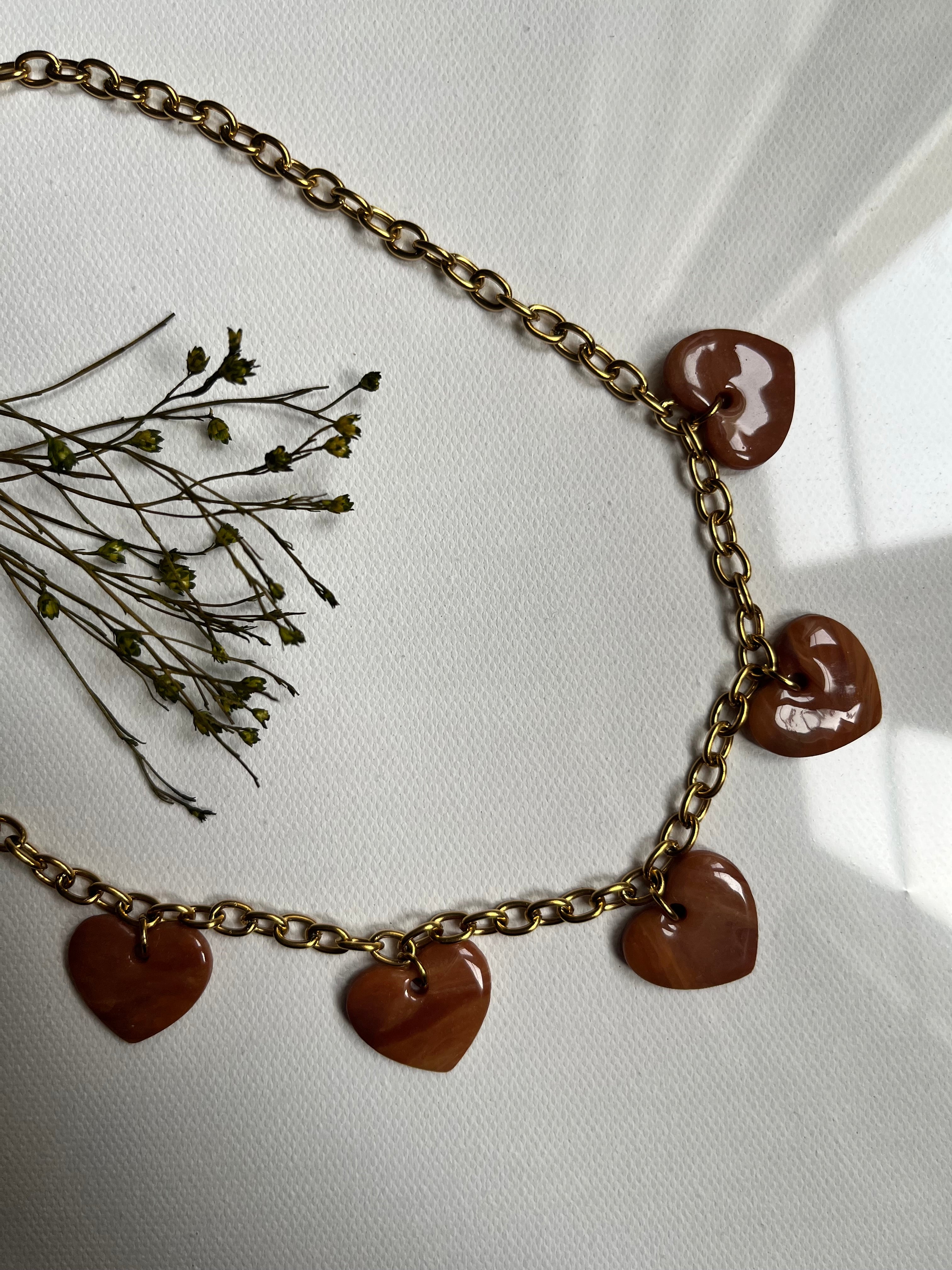 Collier charms coeurs marron effet pierre