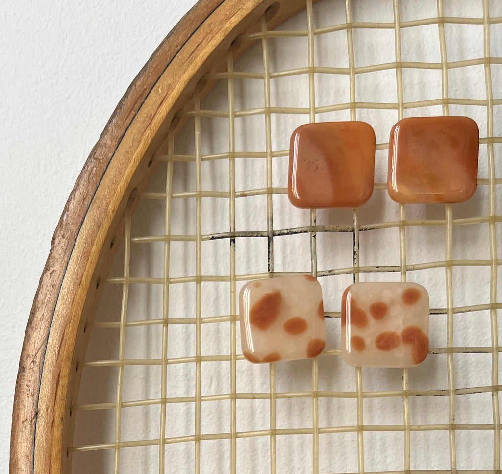 Boucles d’oreilles carrés blanc moucheté camel