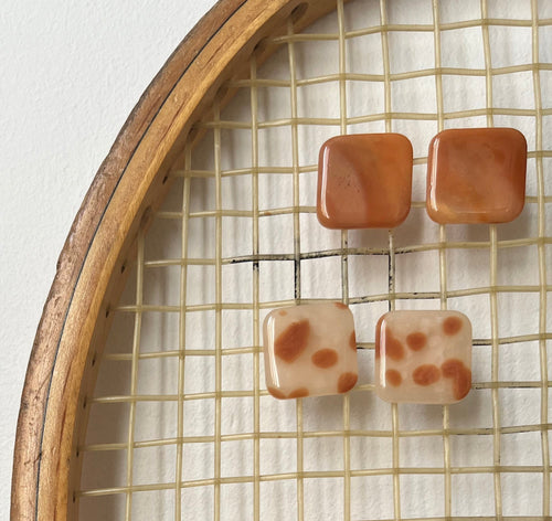 Boucles d’oreilles carrés blanc moucheté camel