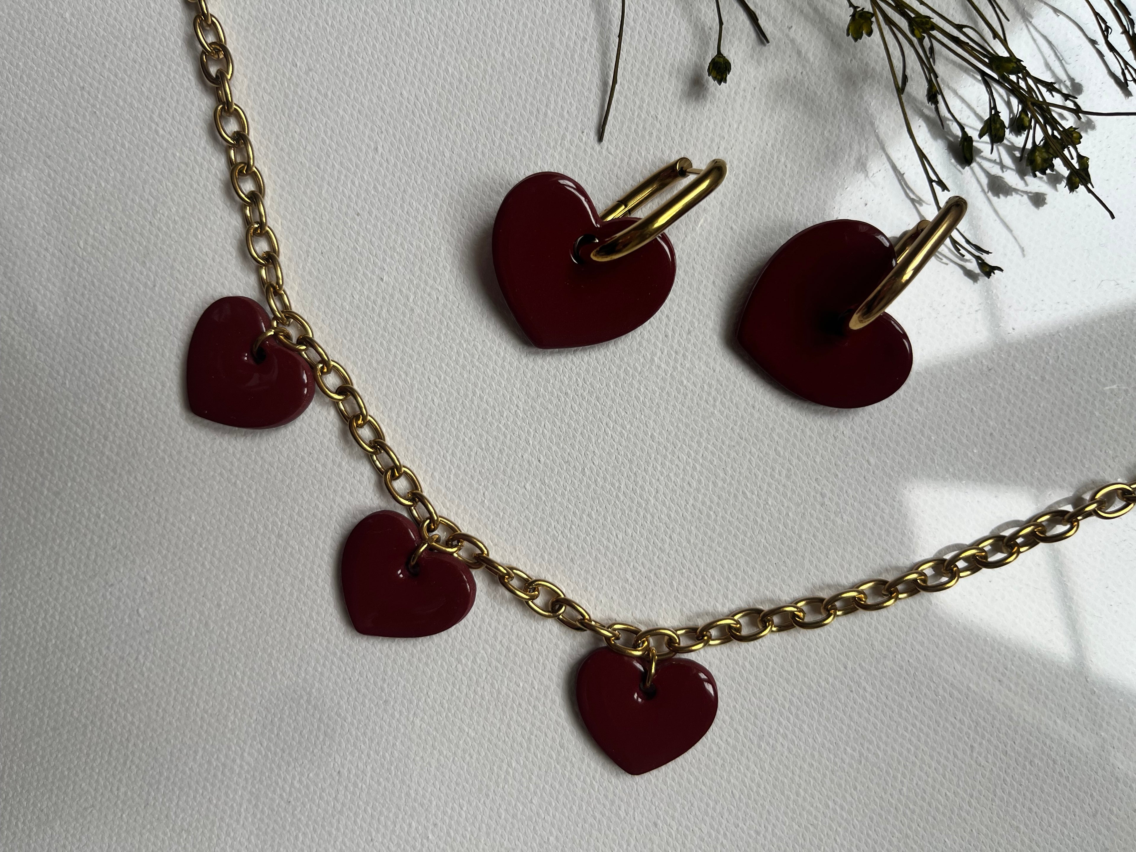 Collier 3 charms cœurs bordeaux