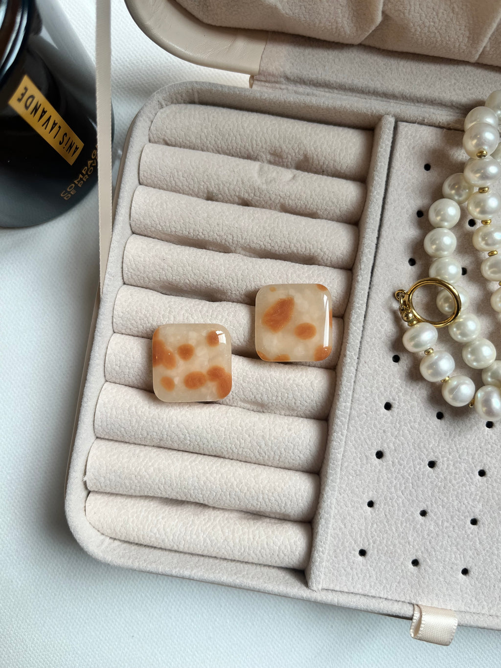 Boucles d’oreilles carrés blanc moucheté camel